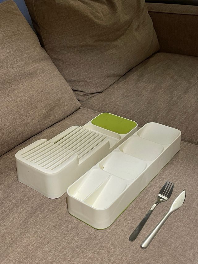 Porta cubiertos y cuchillos pequeños y grandes.