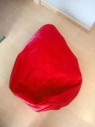 Puf rojo de piel sintética