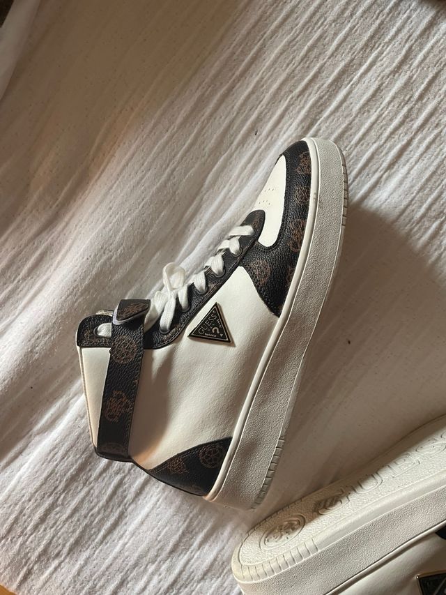 Botines Guess Blanco y Marrón