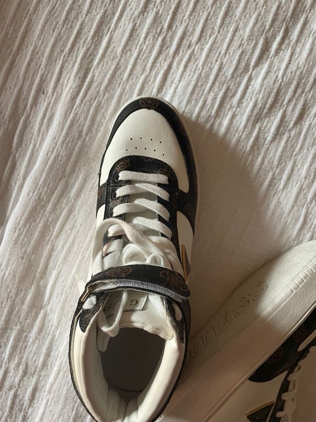 Botines Guess Blanco y Marrón