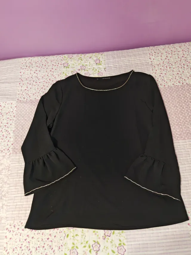 Blusa negra con detalles plateados