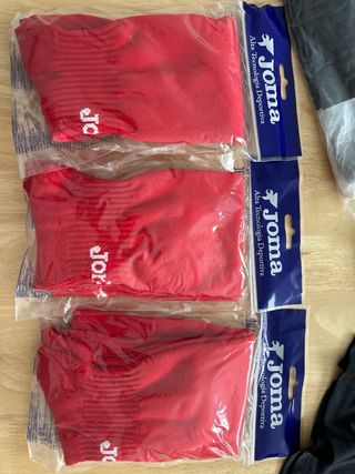Equipación fútbol Joma roja y negra.