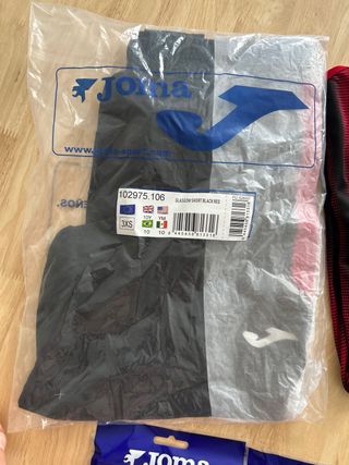 Equipación fútbol Joma roja y negra.