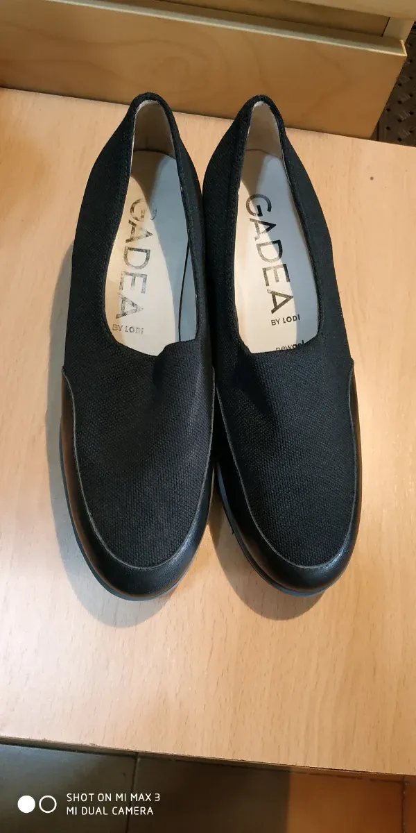 Zapatos negros de tejido transpirable