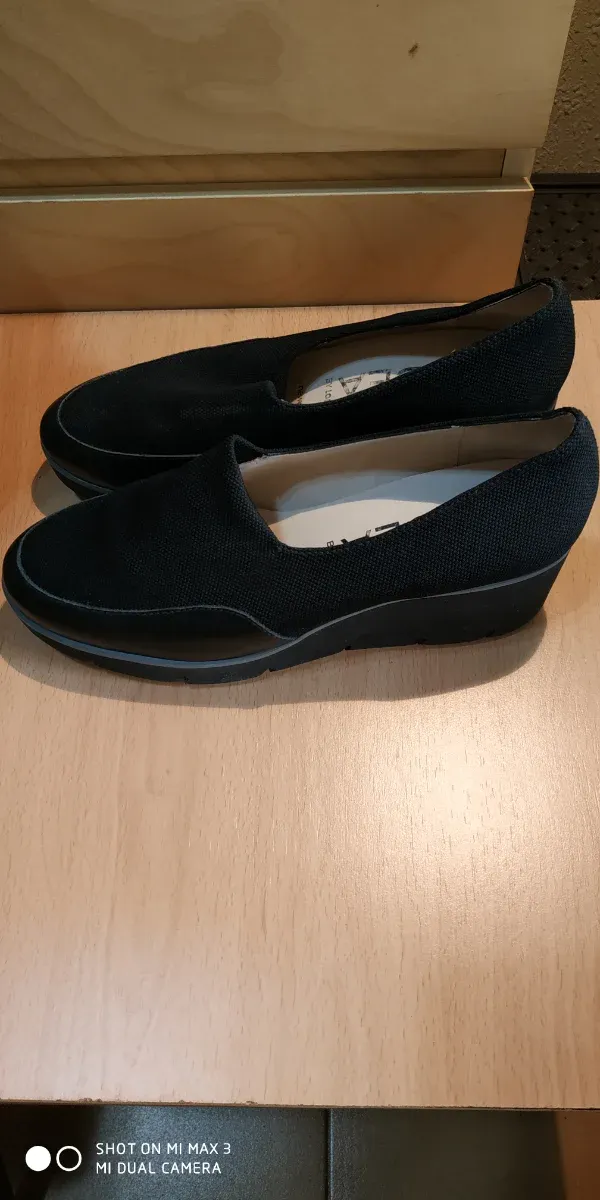 Zapatos negros de tejido transpirable