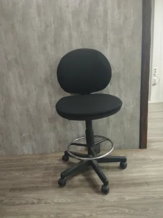 Silla técnica con reposapiés