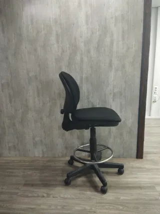 Silla técnica con reposapiés