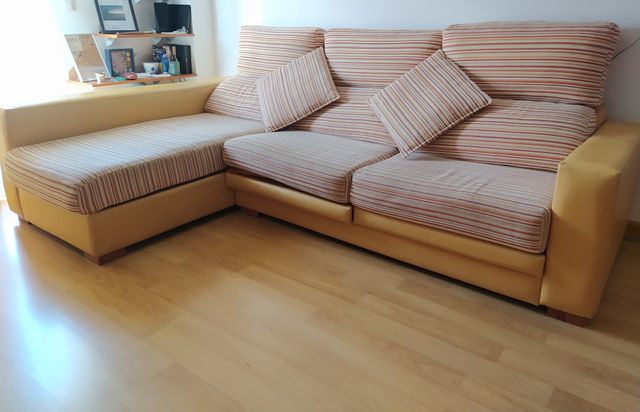 Sofá chaise longue tela y piel sintética.