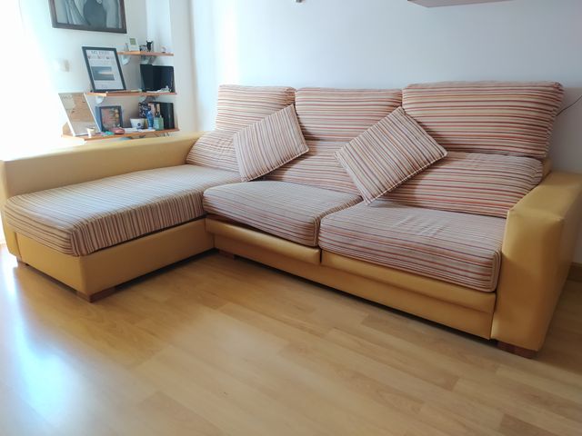 Sofá chaise longue tela y piel sintética.