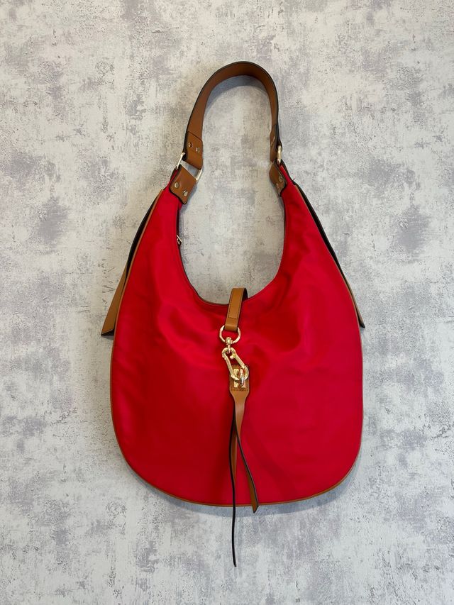 Bolso rojo y marrón