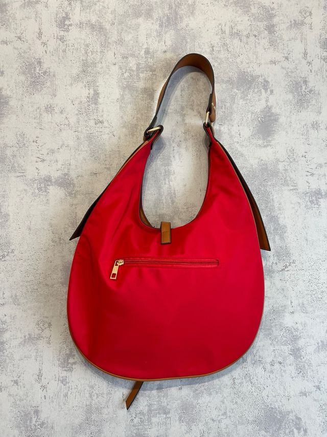 Bolso rojo y marrón