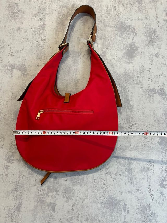 Bolso rojo y marrón