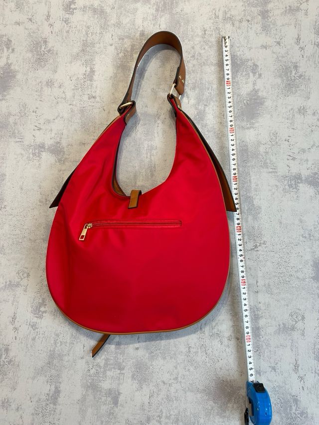 Bolso rojo y marrón