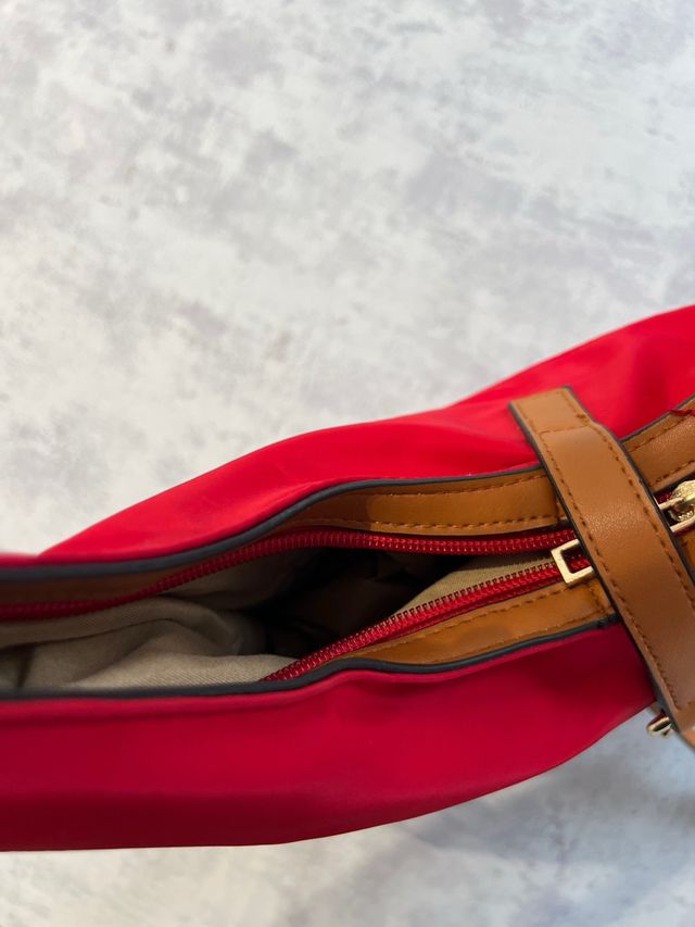 Bolso rojo y marrón