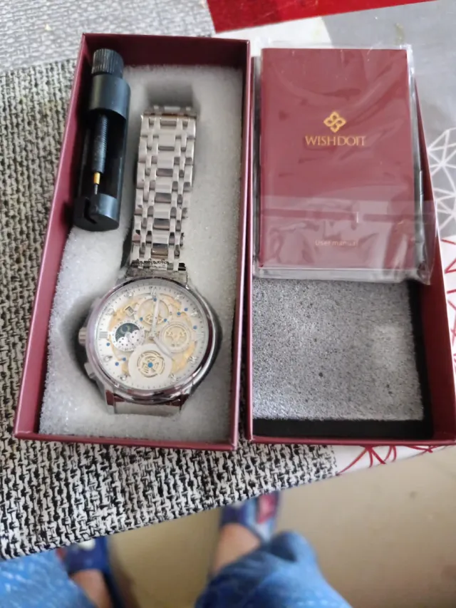 Relógio de pulso prateado com detalhes dourados