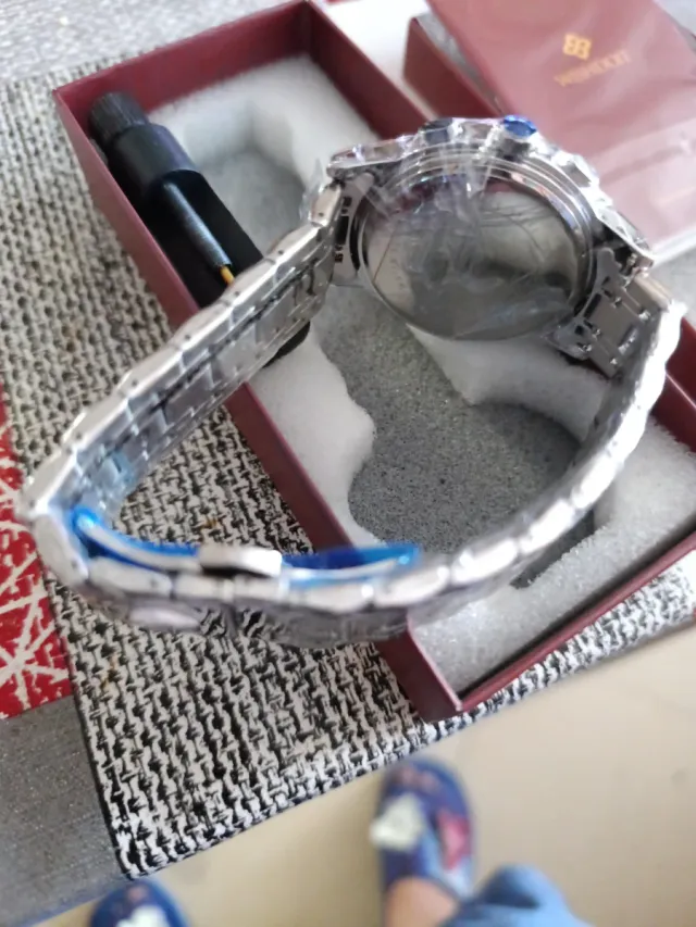 Relógio de pulso prateado com detalhes dourados