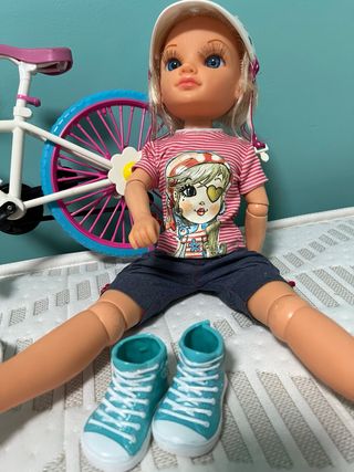 Nancy con bicicleta y ropa