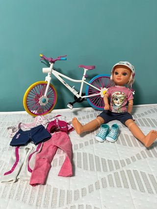 Nancy con bicicleta y ropa