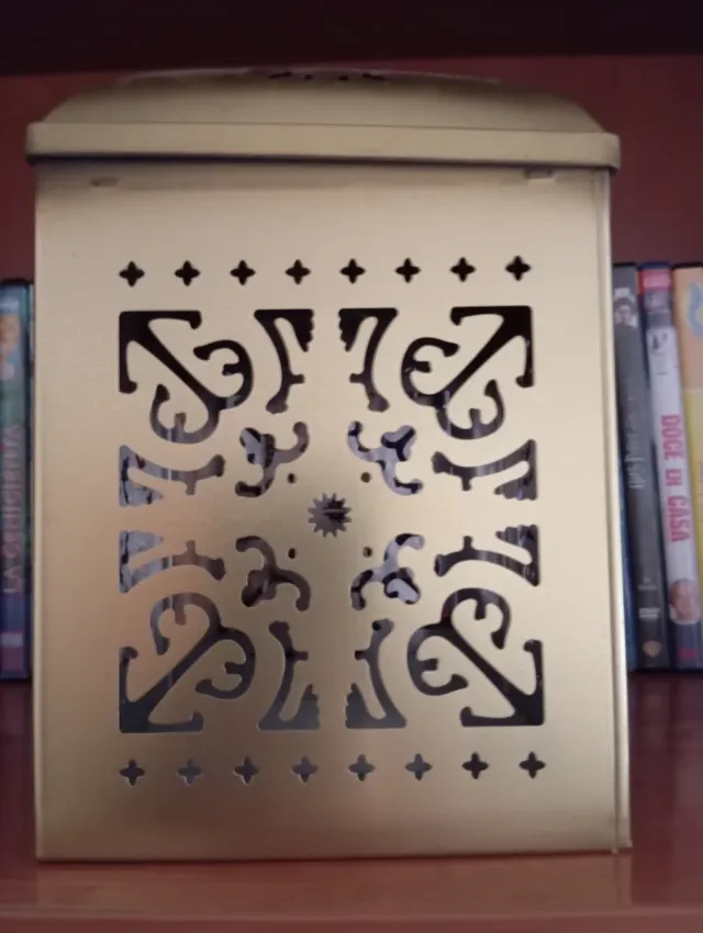 Portavelas dorado con diseño calado