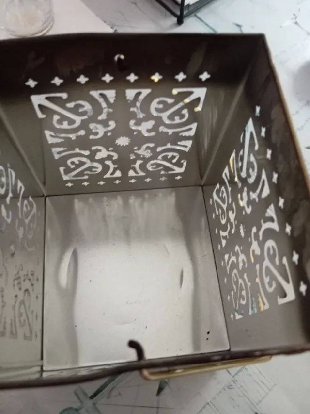 Portavelas dorado con diseño calado