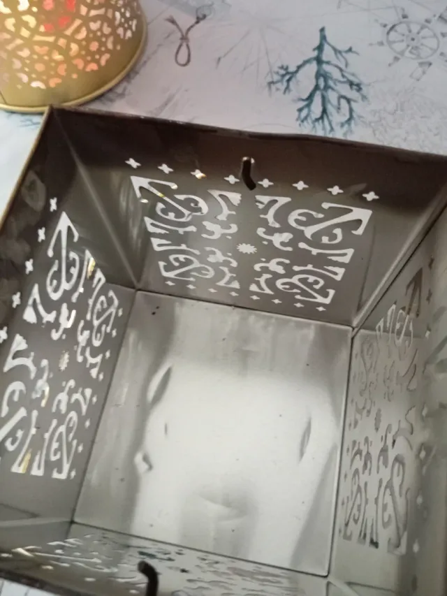 Portavelas dorado con diseño calado