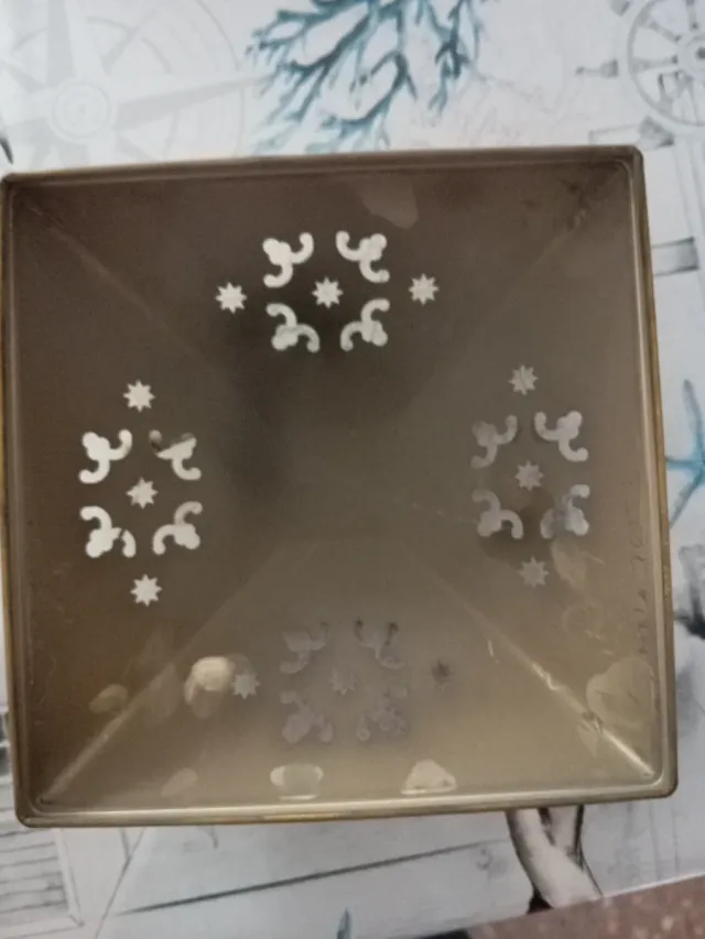 Portavelas dorado con diseño calado