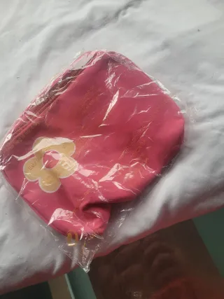 Neceser rosa con flor amarilla