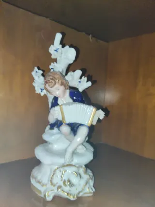 Figura porcelana músico con acordeón