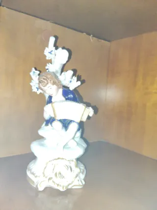 Figura porcelana músico con acordeón