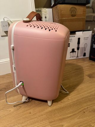 Mini nevera rosa con luz LED