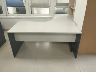 Mesa de estudio/trabajo gris y blanca