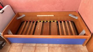 Cama doble sin colchón.