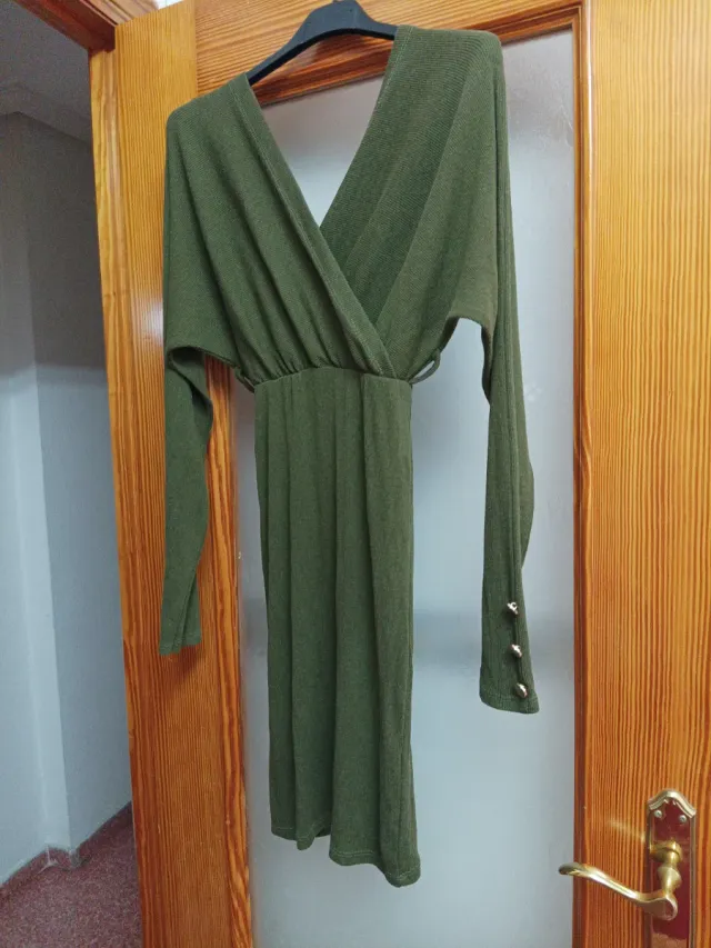Vestido cruzado verde con botones dorados