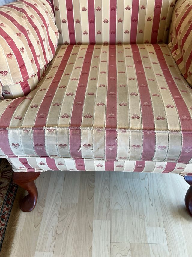 Sillón orejero tela rayas beige y rojo