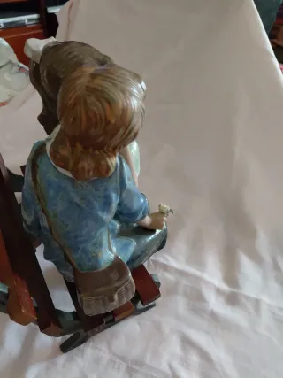 Figura de pareja enamorada en banco