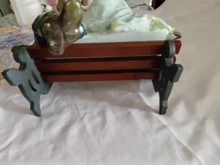 Figura de pareja enamorada en banco