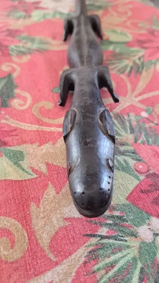 Scultura in legno nero a forma di animale