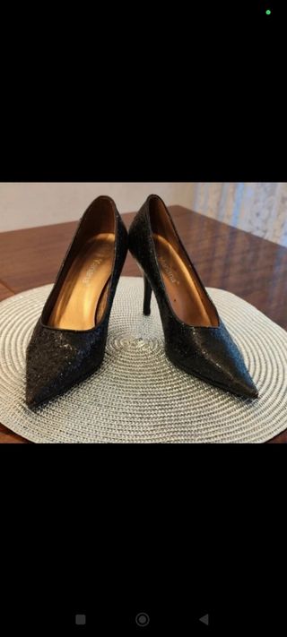 Zapatos de tacón negros brillantes