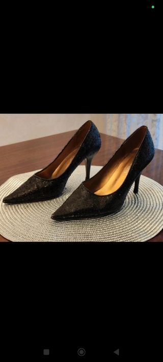 Zapatos de tacón negros brillantes