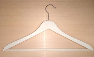 Percha de madera blanca