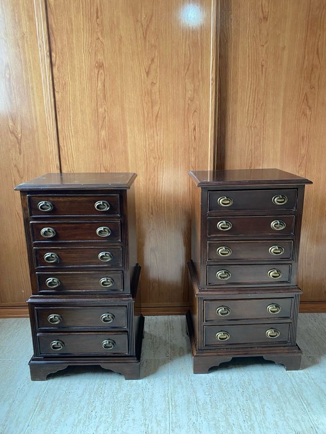 Cajoneras de madera oscura con tiradores dorados