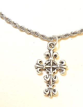 Pulsera cordón retorcido con colgante cruz