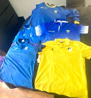 Casacos futebol 20€camisolas treino 15€,tshirt 10€