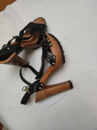 Sandalias de tacón de madera negras