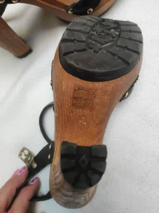 Sandalias de tacón de madera negras