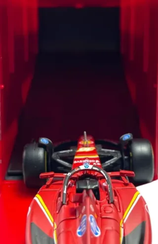 Bburago 1/43 Iveco S-Way 570 Racing Hauler