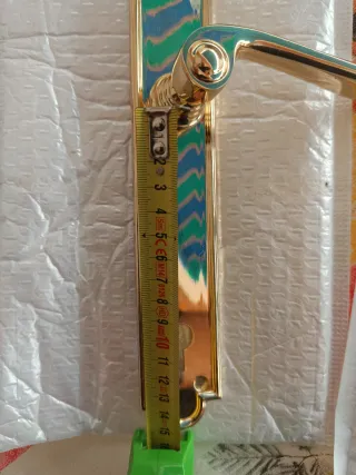 Manillas de puerta doradas