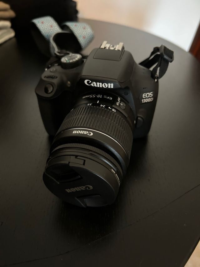 Canon EOS 1300D Fotocamera Nero con Borsa Regalo