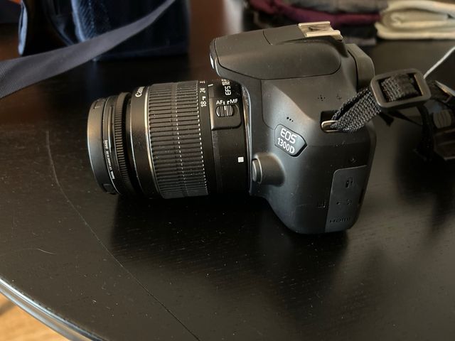 Canon EOS 1300D Fotocamera Nero con Borsa Regalo