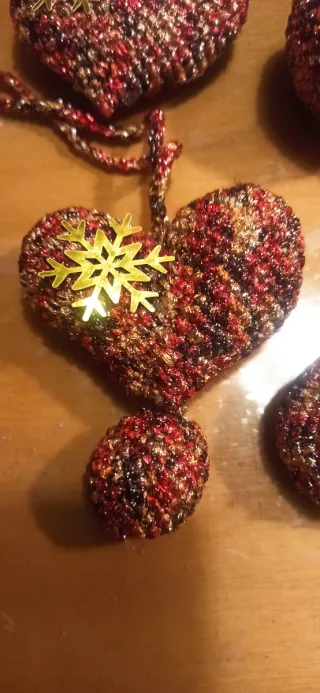 Adornos  Navidad Caja. Corazones, bolas ganchillo